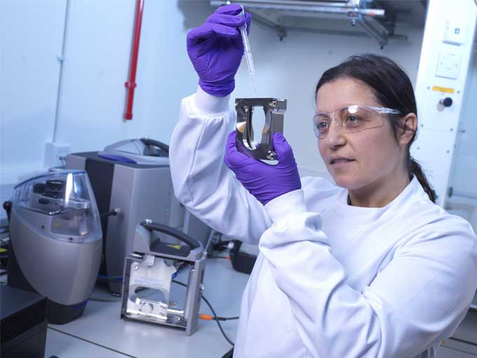 Caterina Minelli of Surface Technology group 'Filling the Hydro SV cuvette, a low volume accessory for the Mastersizer 3000 laser diffraction instrument