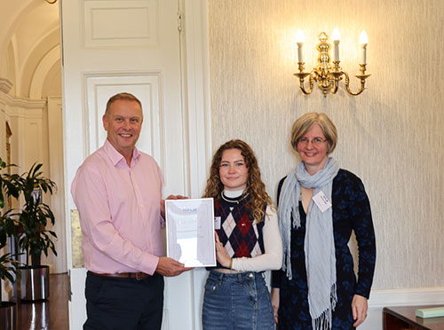 Pete Thompson and Penny Owen awarding Saskia Burke